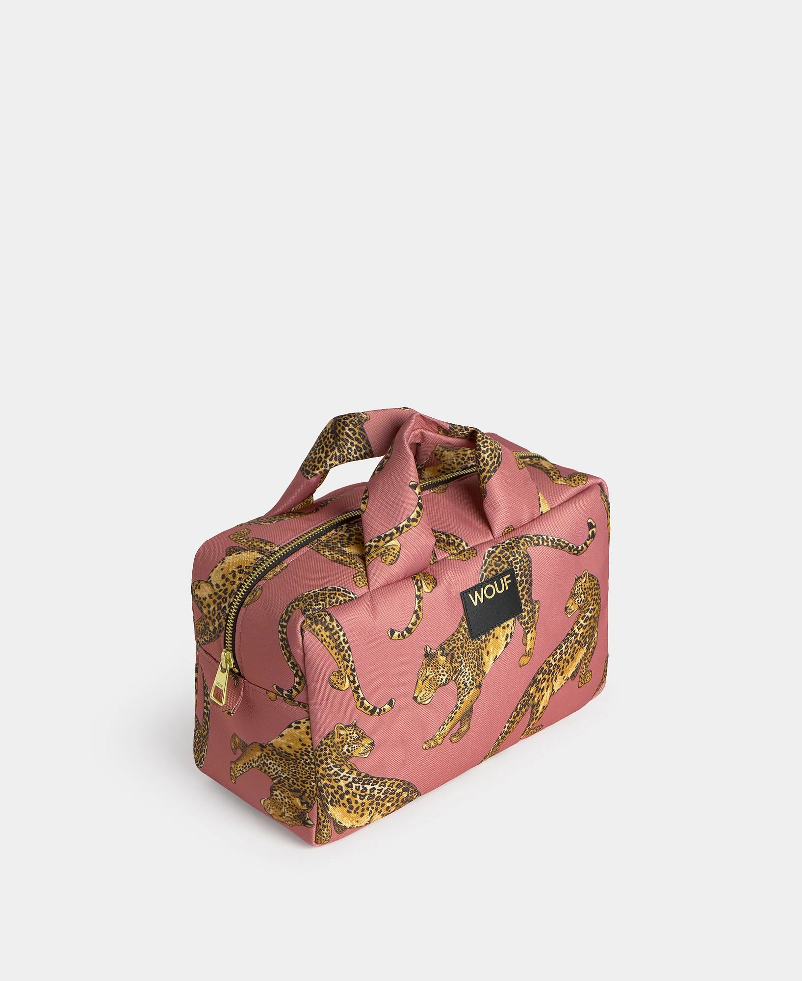 Neceser de gran tamaño con estampado de leopardo en tonos negros y marrones sobre fondo rosa claro, con cierre de cremallera superior y etiqueta de cuero de Wouf.