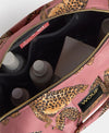 Neceser de gran tamaño con estampado de leopardo en tonos negros y marrones sobre fondo rosa claro, con cierre de cremallera superior y etiqueta de cuero de Wouf.