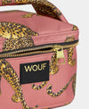 Neceser de gran tamaño con estampado de leopardo en tonos negros y marrones sobre fondo rosa claro, con cierre de cremallera superior y etiqueta de cuero de Wouf.
