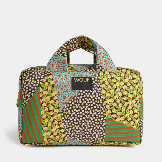 Neceser grande de la marca Wouf con estampado floral estilo bohemio, compartimento con cremallera y etiqueta de cuero reciclado, fabricado en Barcelona.