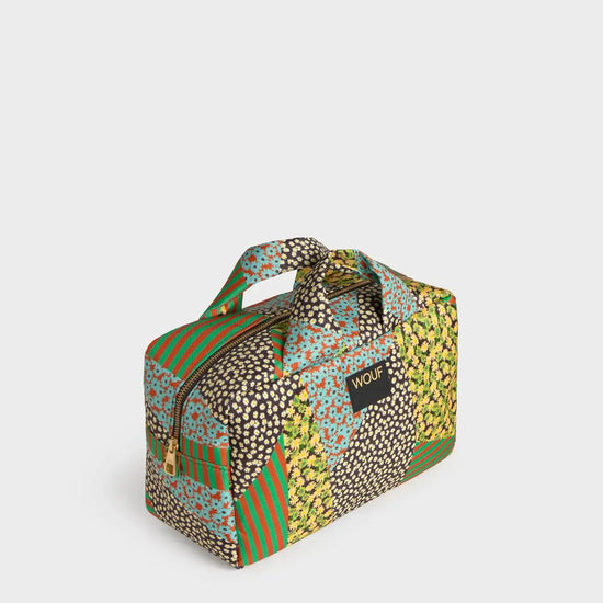 Neceser grande de la marca Wouf con estampado floral estilo bohemio, compartimento con cremallera y etiqueta de cuero reciclado, fabricado en Barcelona.