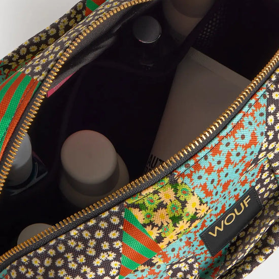 Neceser grande de la marca Wouf con estampado floral estilo bohemio, compartimento con cremallera y etiqueta de cuero reciclado, fabricado en Barcelona.