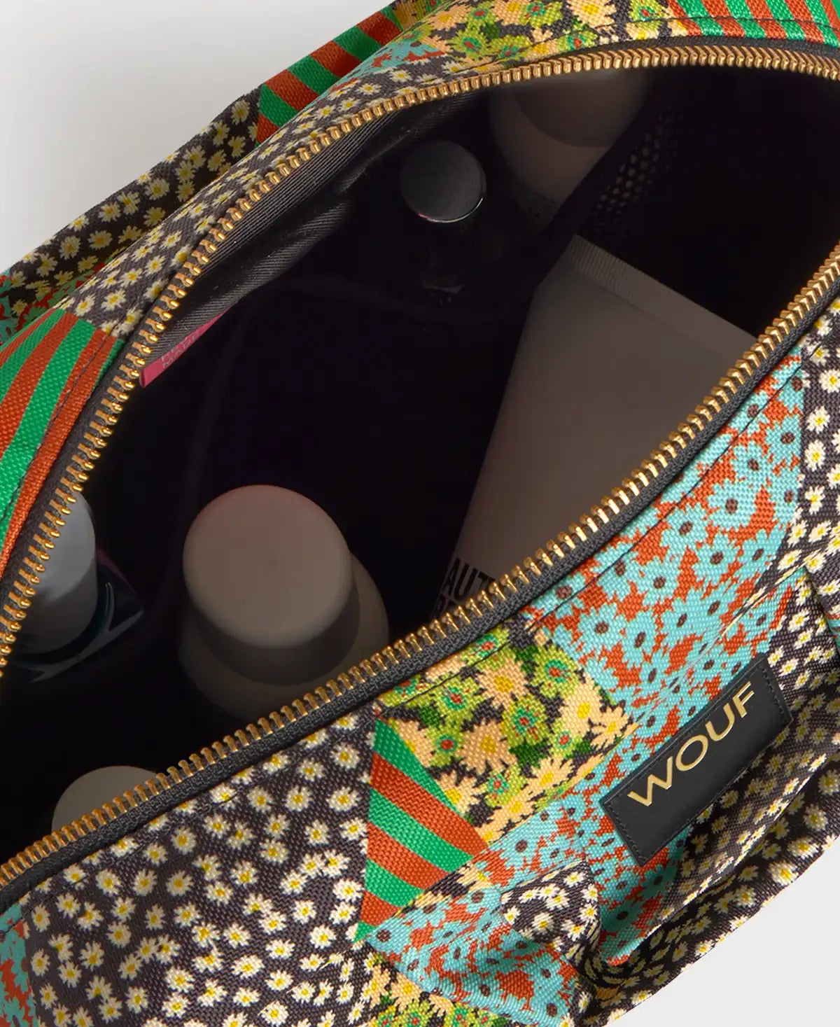Neceser grande de la marca Wouf con estampado floral estilo bohemio, compartimento con cremallera y etiqueta de cuero reciclado, fabricado en Barcelona.