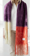 Bufanda de mohair voluminosa con diseño bicolor en morado y rojo, terminada en flecos y con textura de pelo suave, fabricada artesanalmente en Ezcaray.