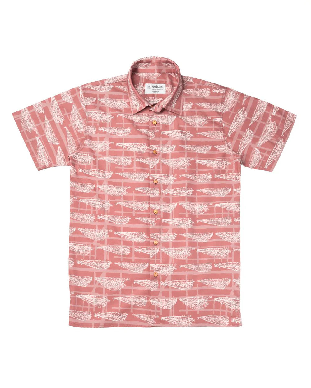 Camisa de hombre de manga corta con estampado artístico inspirado en el secado del congrio, botones de madera de olivo y tejido de algodón orgánico de Galoha.