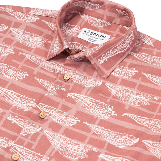 Camisa de hombre de manga corta con estampado artístico inspirado en el secado del congrio, botones de madera de olivo y tejido de algodón orgánico de Galoha.