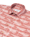 Camisa de hombre de manga corta con estampado artístico inspirado en el secado del congrio, botones de madera de olivo y tejido de algodón orgánico de Galoha.