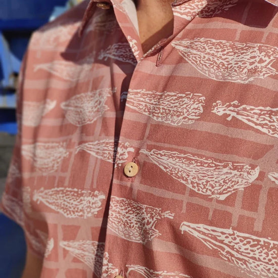 Camisa de hombre de manga corta con estampado artístico inspirado en el secado del congrio, botones de madera de olivo y tejido de algodón orgánico de Galoha.