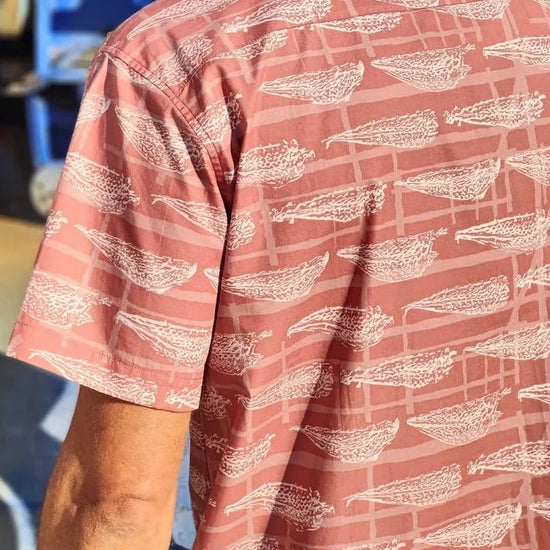 Camisa de hombre de manga corta con estampado artístico inspirado en el secado del congrio, botones de madera de olivo y tejido de algodón orgánico de Galoha.
