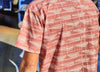 Camisa de hombre de manga corta con estampado artístico inspirado en el secado del congrio, botones de madera de olivo y tejido de algodón orgánico de Galoha.