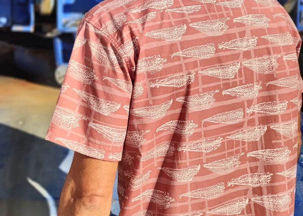 Camisa de hombre de manga corta con estampado artístico inspirado en el secado del congrio, botones de madera de olivo y tejido de algodón orgánico de Galoha.