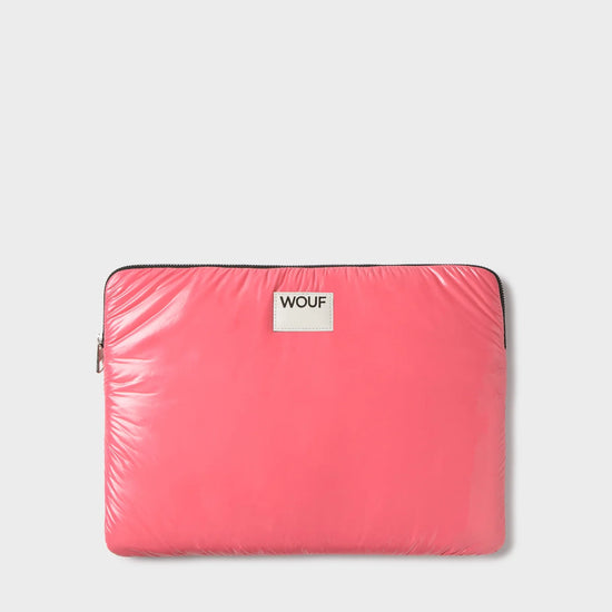 Funda protectora acolchada para portátil de 13 y 14 pulgadas con acabado brillante en color rosa dulce, cierre de cremallera superior y etiqueta de cuero con logo.