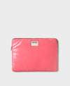 Funda protectora acolchada para portátil de 13 y 14 pulgadas con acabado brillante en color rosa dulce, cierre de cremallera superior y etiqueta de cuero con logo.
