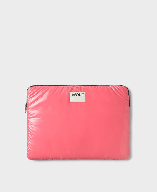 Funda protectora acolchada para portátil de 13 y 14 pulgadas con acabado brillante en color rosa dulce, cierre de cremallera superior y etiqueta de cuero con logo.