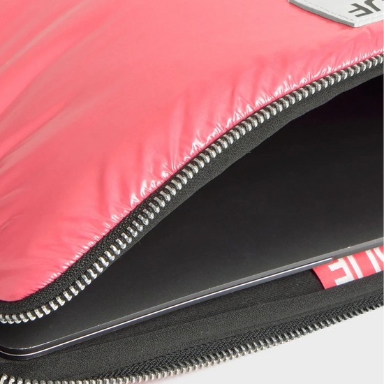 Funda protectora acolchada para portátil de 13 y 14 pulgadas con acabado brillante en color rosa dulce, cierre de cremallera superior y etiqueta de cuero con logo.