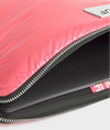 Funda protectora acolchada para portátil de 13 y 14 pulgadas con acabado brillante en color rosa dulce, cierre de cremallera superior y etiqueta de cuero con logo.