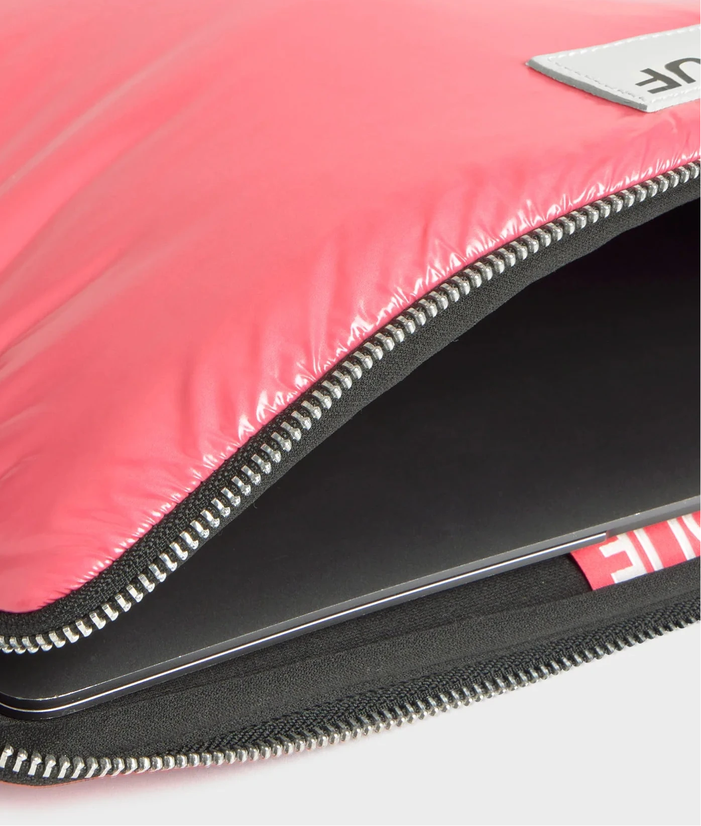 Funda protectora acolchada para portátil de 13 y 14 pulgadas con acabado brillante en color rosa dulce, cierre de cremallera superior y etiqueta de cuero con logo.