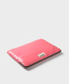 Funda protectora acolchada para portátil de 13 y 14 pulgadas con acabado brillante en color rosa dulce, cierre de cremallera superior y etiqueta de cuero con logo.