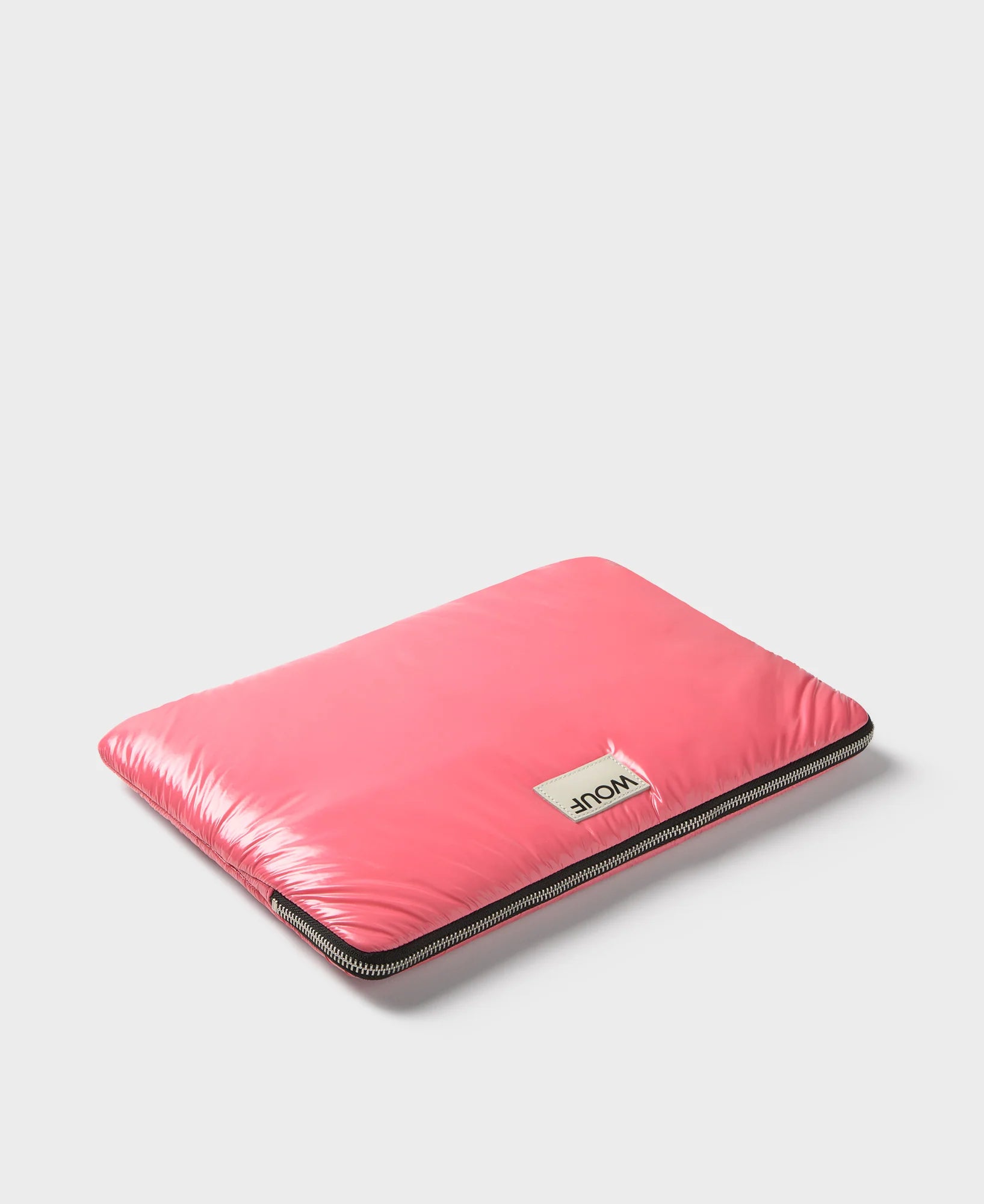Funda protectora acolchada para portátil de 13 y 14 pulgadas con acabado brillante en color rosa dulce, cierre de cremallera superior y etiqueta de cuero con logo.