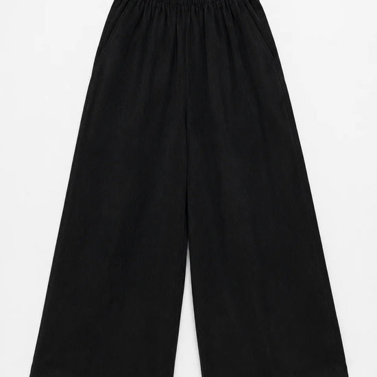 Pantalón Avis black de Suite13Lab en micro pana de algodón orgánico, corte globo y silueta cropped