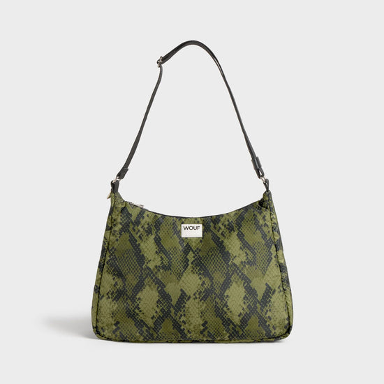 Bolso tipo hobo con estampado de piel de serpiente en tonos oscuros, con silueta curva, correa ajustable negra y detalle de etiqueta de cuero de Wouf.