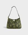 Bolso tipo hobo con estampado de piel de serpiente en tonos oscuros, con silueta curva, correa ajustable negra y detalle de etiqueta de cuero de Wouf.