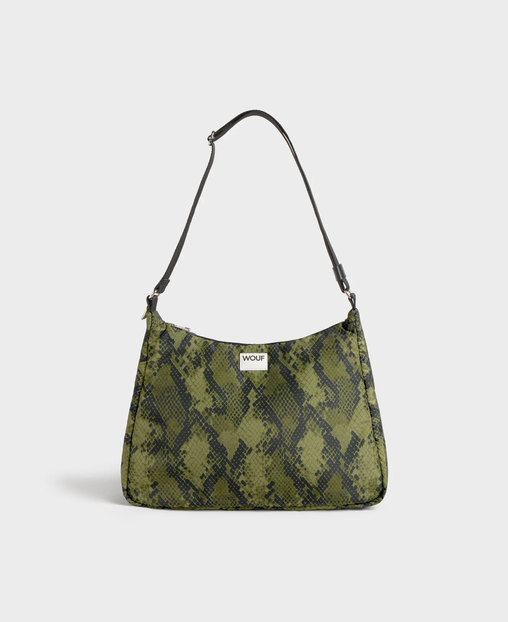 Bolso tipo hobo con estampado de piel de serpiente en tonos oscuros, con silueta curva, correa ajustable negra y detalle de etiqueta de cuero de Wouf.