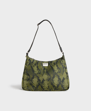 Bolso tipo hobo con estampado de piel de serpiente en tonos oscuros, con silueta curva, correa ajustable negra y detalle de etiqueta de cuero de Wouf.