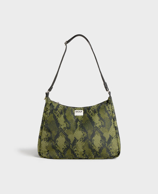 Bolso tipo hobo con estampado de piel de serpiente en tonos oscuros, con silueta curva, correa ajustable negra y detalle de etiqueta de cuero de Wouf.
