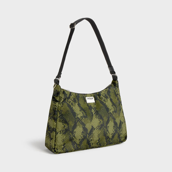 Bolso tipo hobo con estampado de piel de serpiente en tonos oscuros, con silueta curva, correa ajustable negra y detalle de etiqueta de cuero de Wouf.