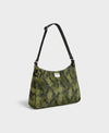 Bolso tipo hobo con estampado de piel de serpiente en tonos oscuros, con silueta curva, correa ajustable negra y detalle de etiqueta de cuero de Wouf.