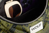Bolso tipo hobo con estampado de piel de serpiente en tonos oscuros, con silueta curva, correa ajustable negra y detalle de etiqueta de cuero de Wouf.
