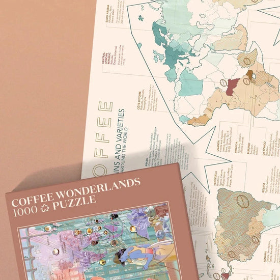 Puzzle de 1000 piezas con ilustraciones detalladas sobre el mundo del café, incluyendo mapas de cultivo y métodos de preparación sobre un fondo de tonos tierra.