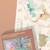 Puzzle de 1000 piezas con ilustraciones detalladas sobre el mundo del café, incluyendo mapas de cultivo y métodos de preparación sobre un fondo de tonos tierra.