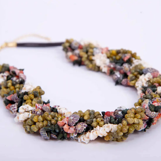 Collar Rianxeira de Montse Betanzos: caracoles enteros y
fragmentos de concha blanca, cierre dorado con alargador.