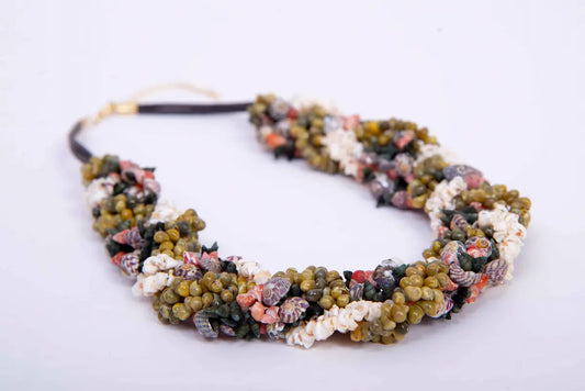 Collar Rianxeira de Montse Betanzos: caracoles enteros y
fragmentos de concha blanca, cierre dorado con alargador.