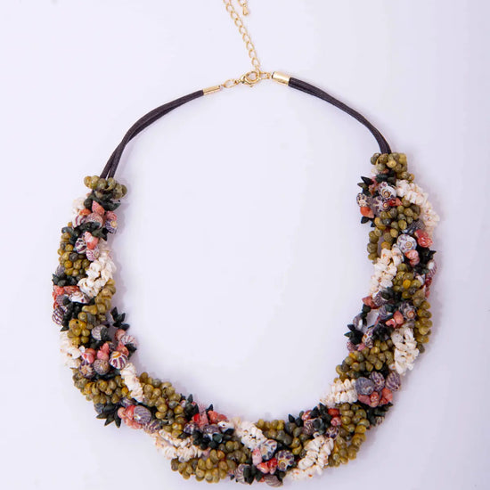 Collar Rianxeira de Montse Betanzos: caracoles enteros y
fragmentos de concha blanca, cierre dorado con alargador.