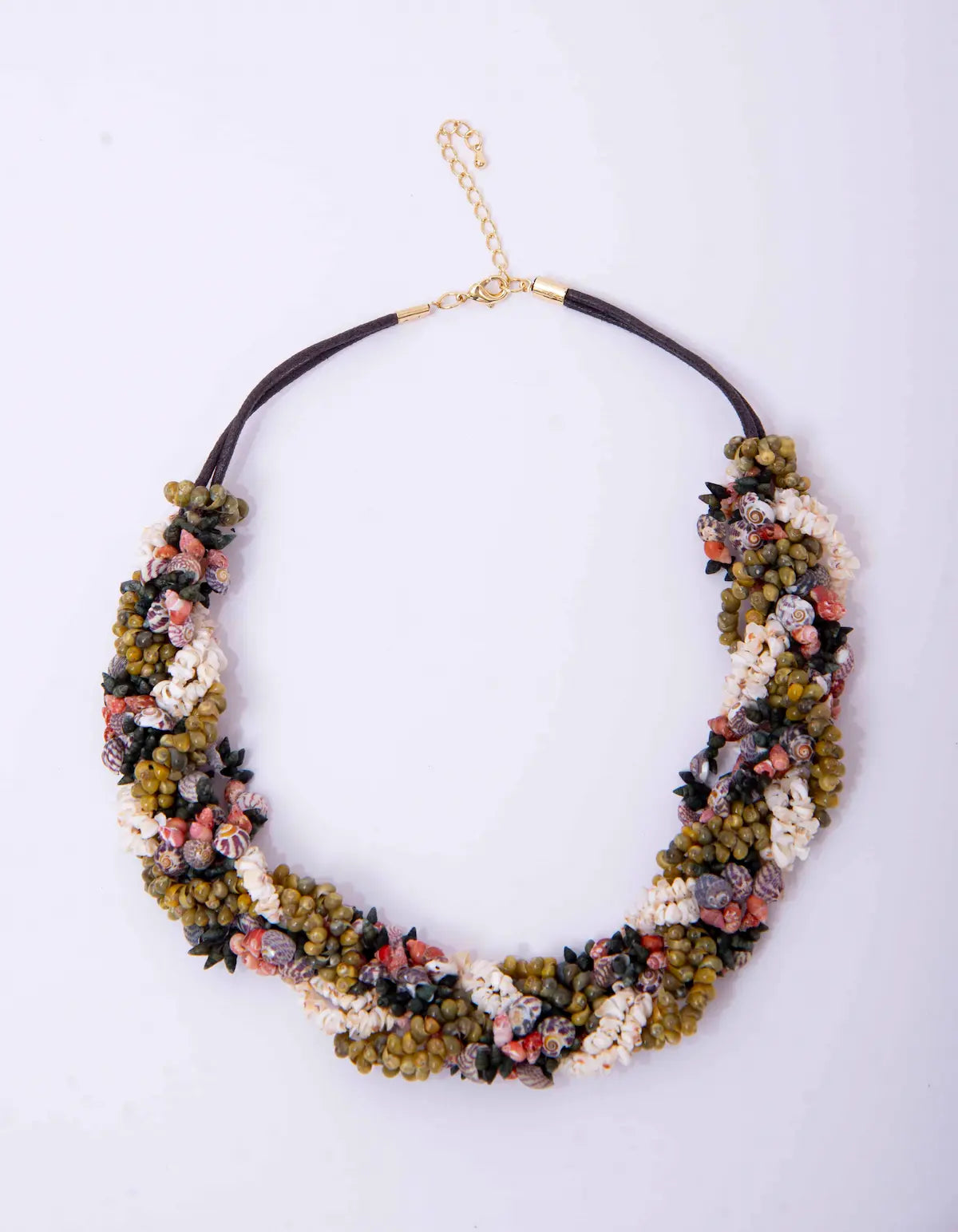 Collar Rianxeira de Montse Betanzos: caracoles enteros y
fragmentos de concha blanca, cierre dorado con alargador.
