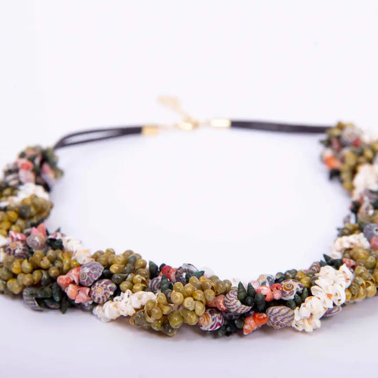 Collar Rianxeira de Montse Betanzos: caracoles enteros y
fragmentos de concha blanca, cierre dorado con alargador.