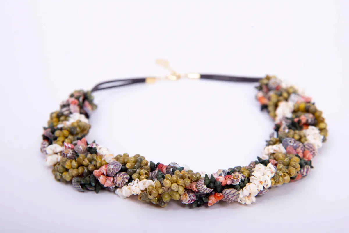 Collar Rianxeira de Montse Betanzos: caracoles enteros y
fragmentos de concha blanca, cierre dorado con alargador.