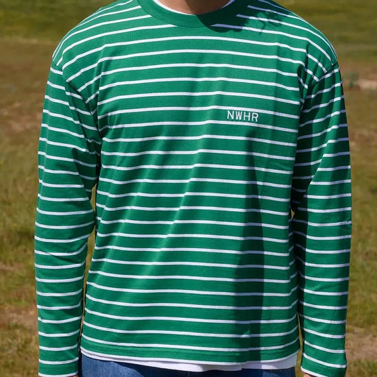 Camiseta de manga larga de corte holgado (oversize) con estampado clásico de rayas horizontales en color verde y blanco, confeccionada en algodón orgánico, marca NWHR.