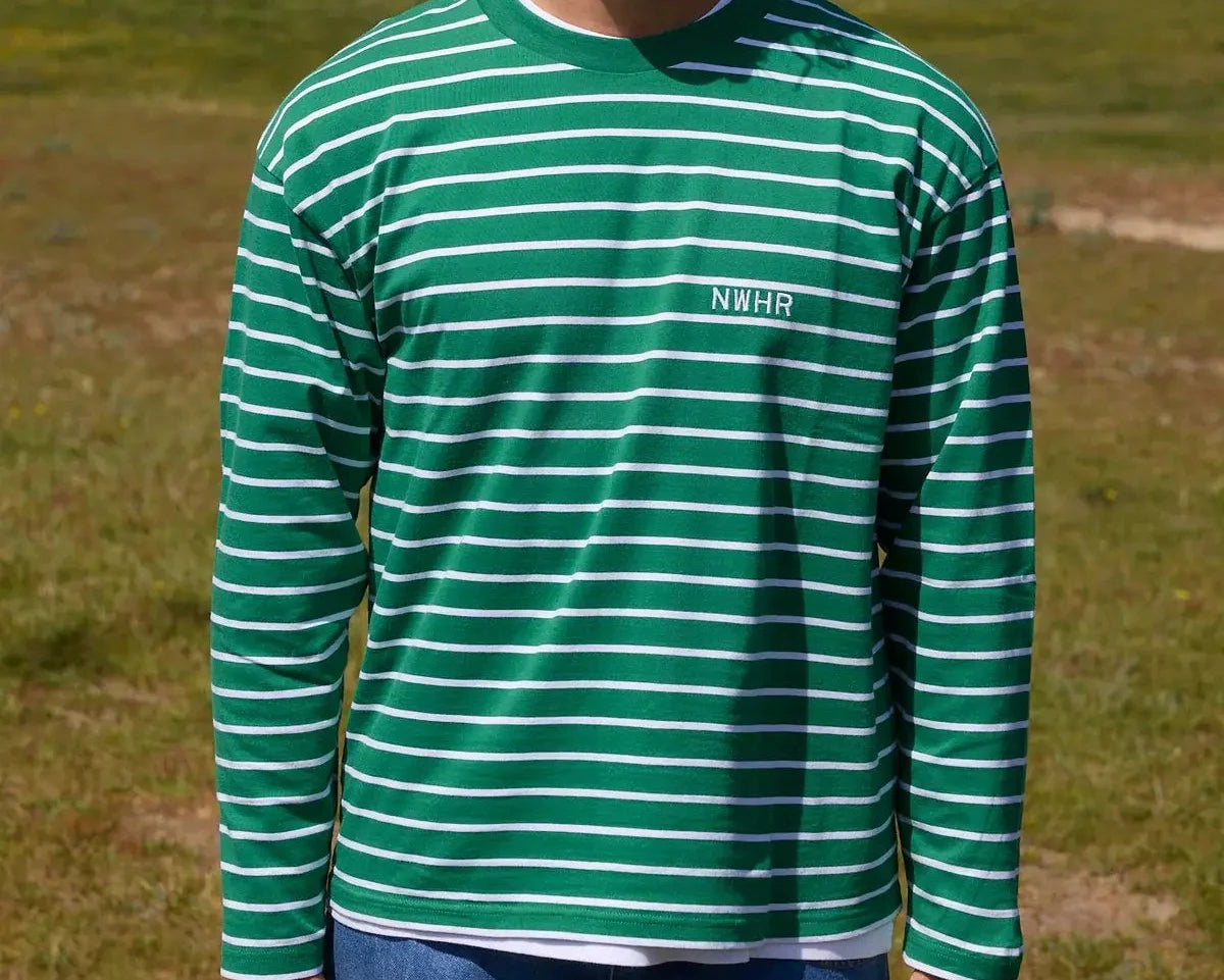 Camiseta de manga larga de corte holgado (oversize) con estampado clásico de rayas horizontales en color verde y blanco, confeccionada en algodón orgánico, marca NWHR.