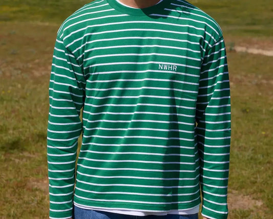 Camiseta de manga larga de corte holgado (oversize) con estampado clásico de rayas horizontales en color verde y blanco, confeccionada en algodón orgánico, marca NWHR.