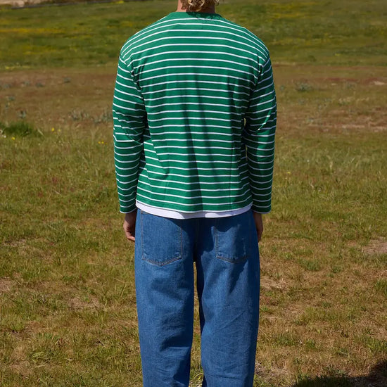 Camiseta de manga larga de corte holgado (oversize) con estampado clásico de rayas horizontales en color verde y blanco, confeccionada en algodón orgánico, marca NWHR.