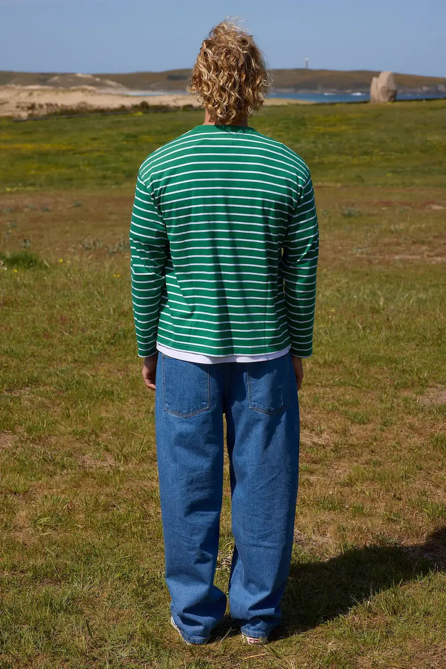 Camiseta de manga larga de corte holgado (oversize) con estampado clásico de rayas horizontales en color verde y blanco, confeccionada en algodón orgánico, marca NWHR.