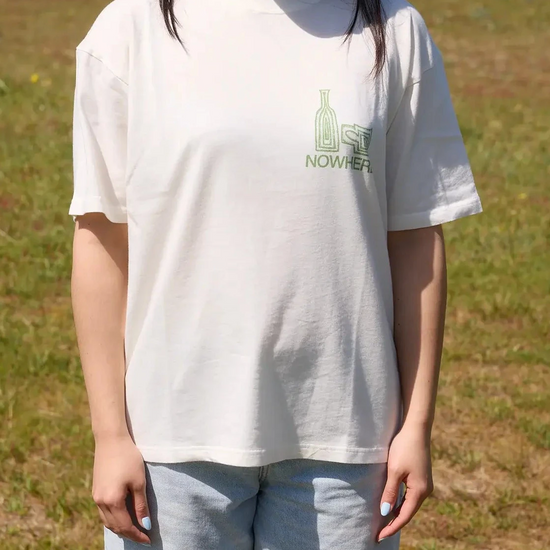 Camiseta de manga corta y corte holgado con diseño gráfico original "Café con Gotas", confeccionada de forma ética en algodón orgánico por la marca NWHR.