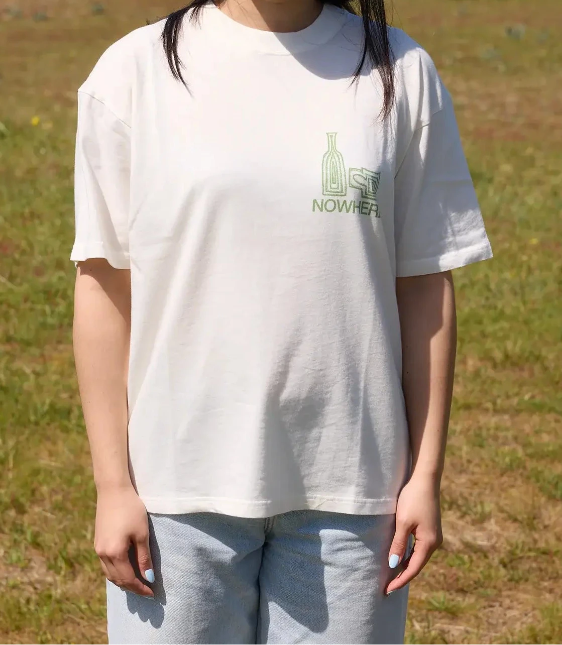 Camiseta de manga corta y corte holgado con diseño gráfico original "Café con Gotas", confeccionada de forma ética en algodón orgánico por la marca NWHR.