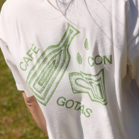 Camiseta de manga corta y corte holgado con diseño gráfico original "Café con Gotas", confeccionada de forma ética en algodón orgánico por la marca NWHR.