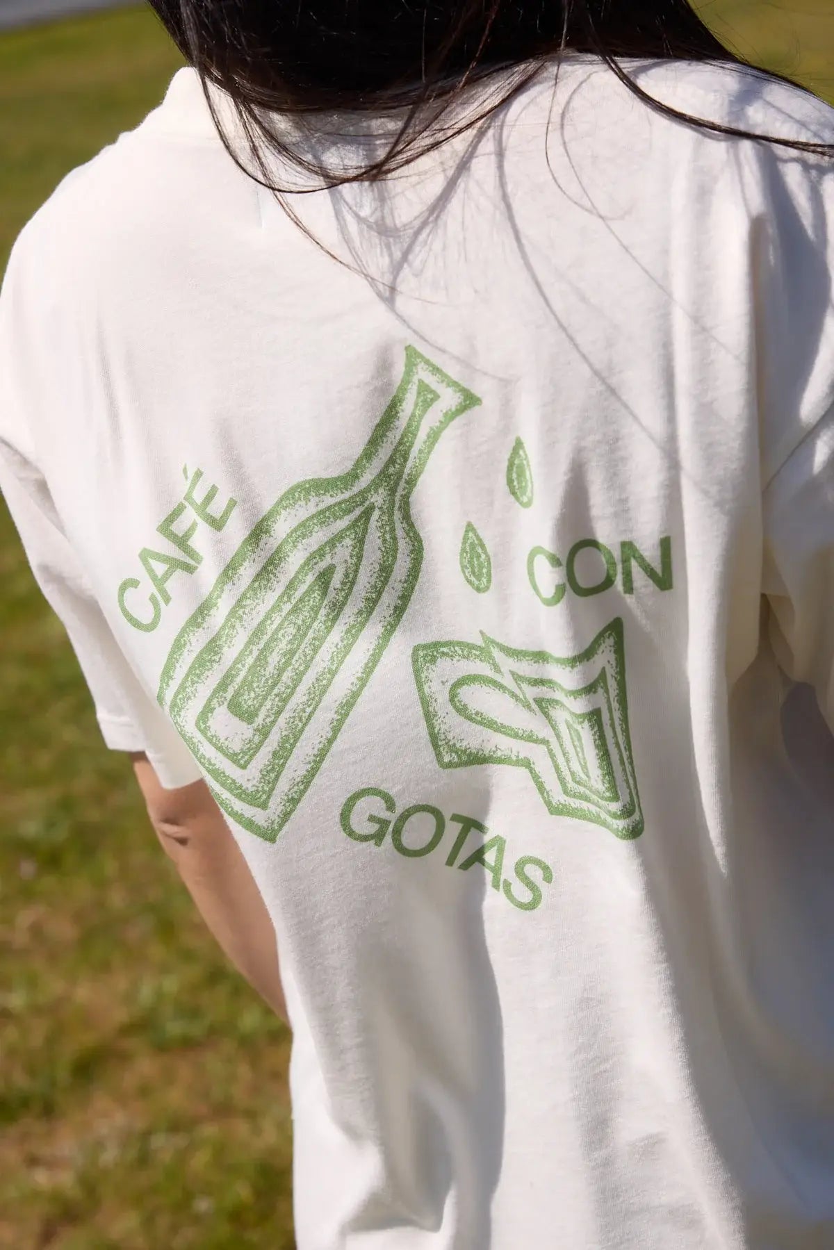 Camiseta de manga corta y corte holgado con diseño gráfico original "Café con Gotas", confeccionada de forma ética en algodón orgánico por la marca NWHR.