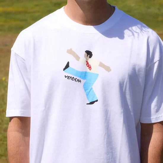 Camiseta de manga corta y corte holgado con diseño gráfico original modelo Verbena, confeccionada de forma ética en algodón orgánico por la marca NWHR.